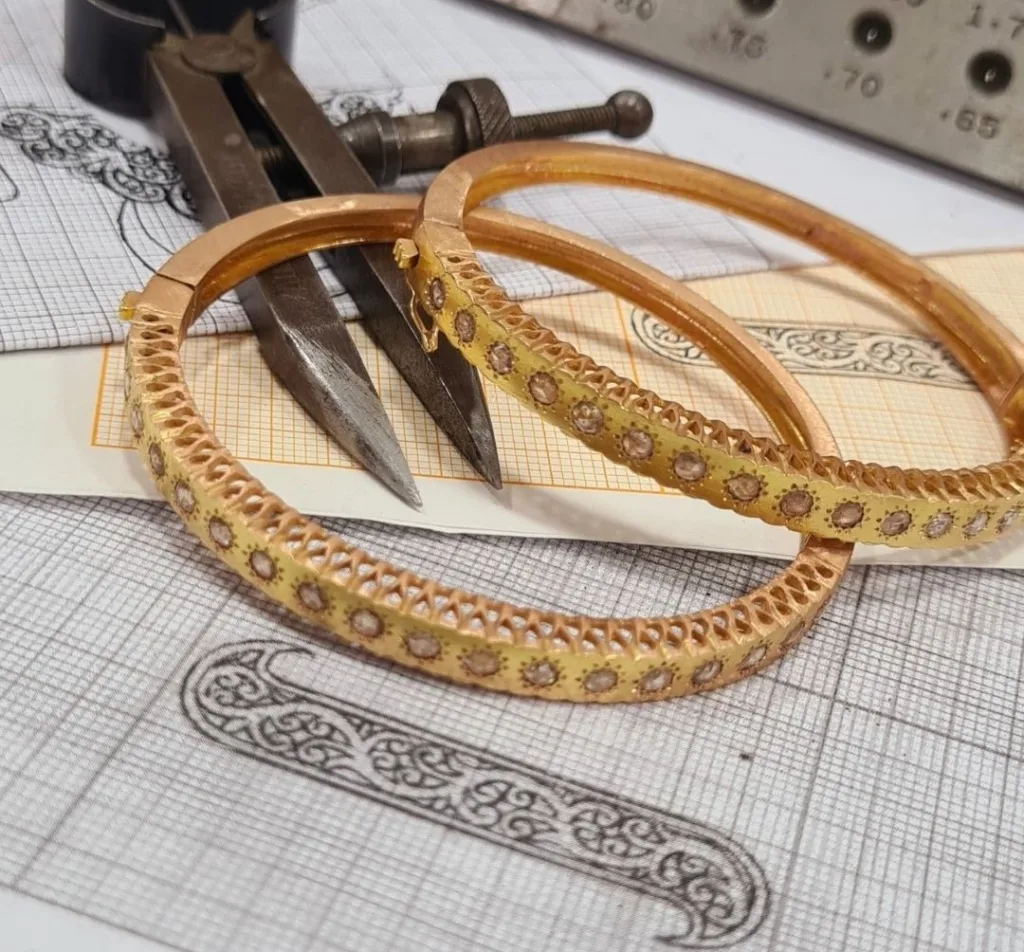 Bracelets en or : Guide complet, prix, styles et conseils au Maroc en 2025 2 Bracelets joncs en or jaune 18K sertis de pierres en cours de fabrication artisanale, atelier bijouterie traditionnelle Maroc