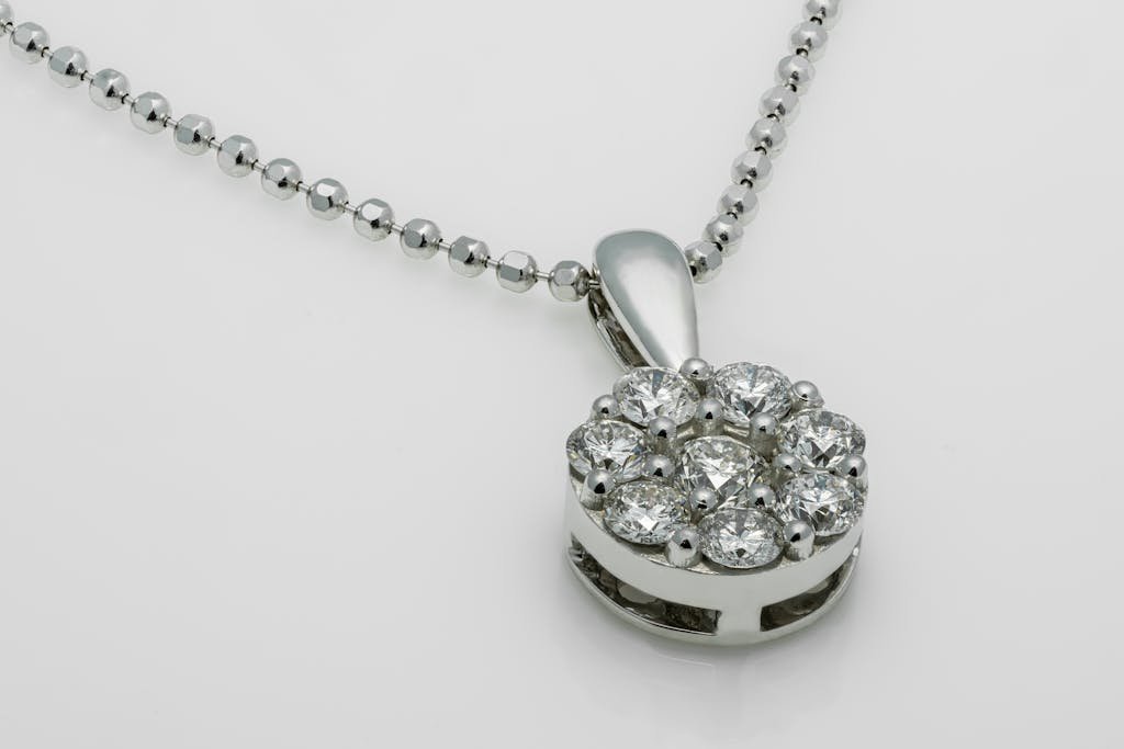 Pendentifs en diamant 1 A close-up shot of a luxury diamond pendant necklace with a shiny metallic chain.